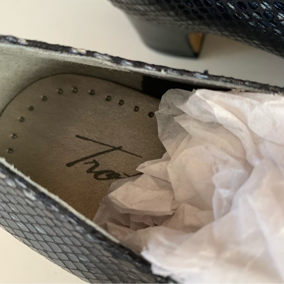 Trotters Women's Jamie Navy Snake Leather Mary Jane Pump Heels Size US 6.5 N - Picture 2 of 9